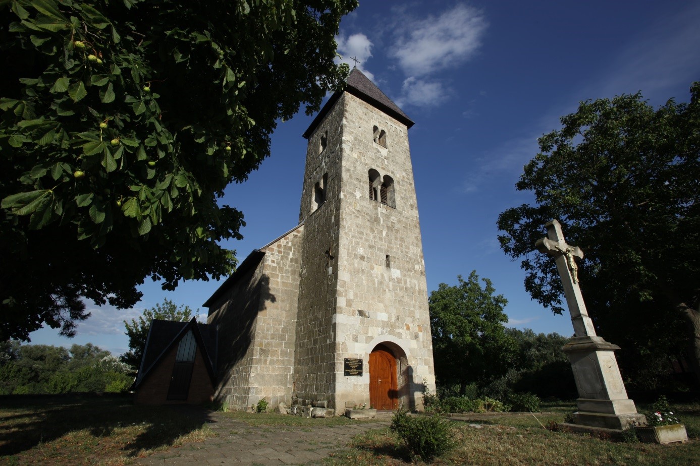 Romanische Kirche in Bodrogolaszi