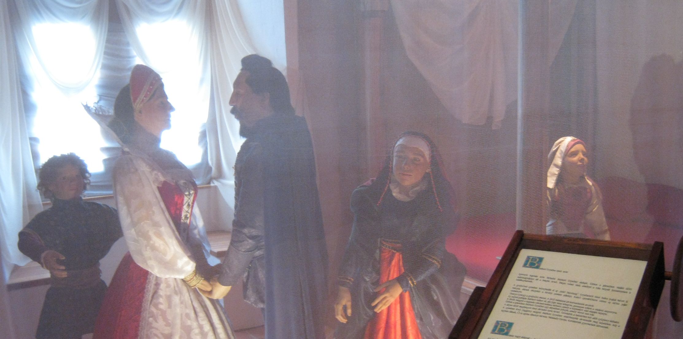 Elizabeth with her husband - waxworks in the Nyírbátor Castle